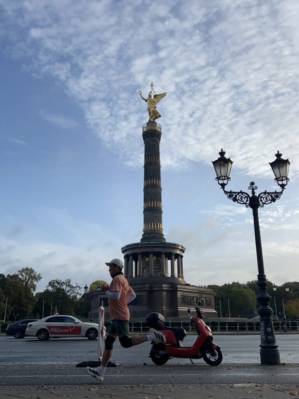 Running past the Berlin Victory Column